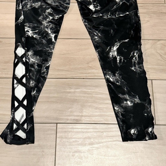 VOGO Black White Marble Leggings with Crisscross Detail XL - Picture 5 of 5